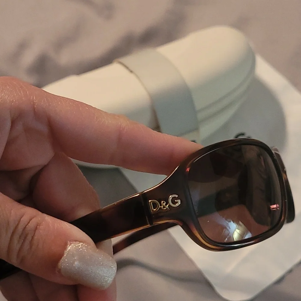 DOLCE AND GABBANA SUNGLASS UNISEX WITH CASE AND CLOTH - Picture 5 of 8